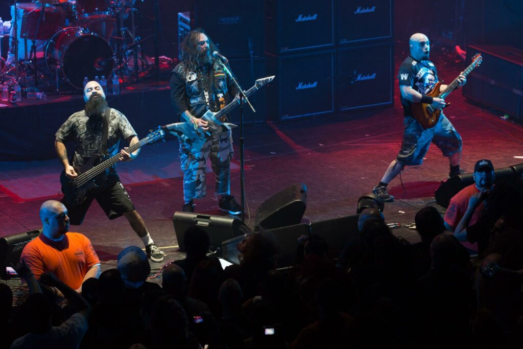 File:Soulfly @ 70000 tons of metal 2015 14.jpg - a group of people on stage