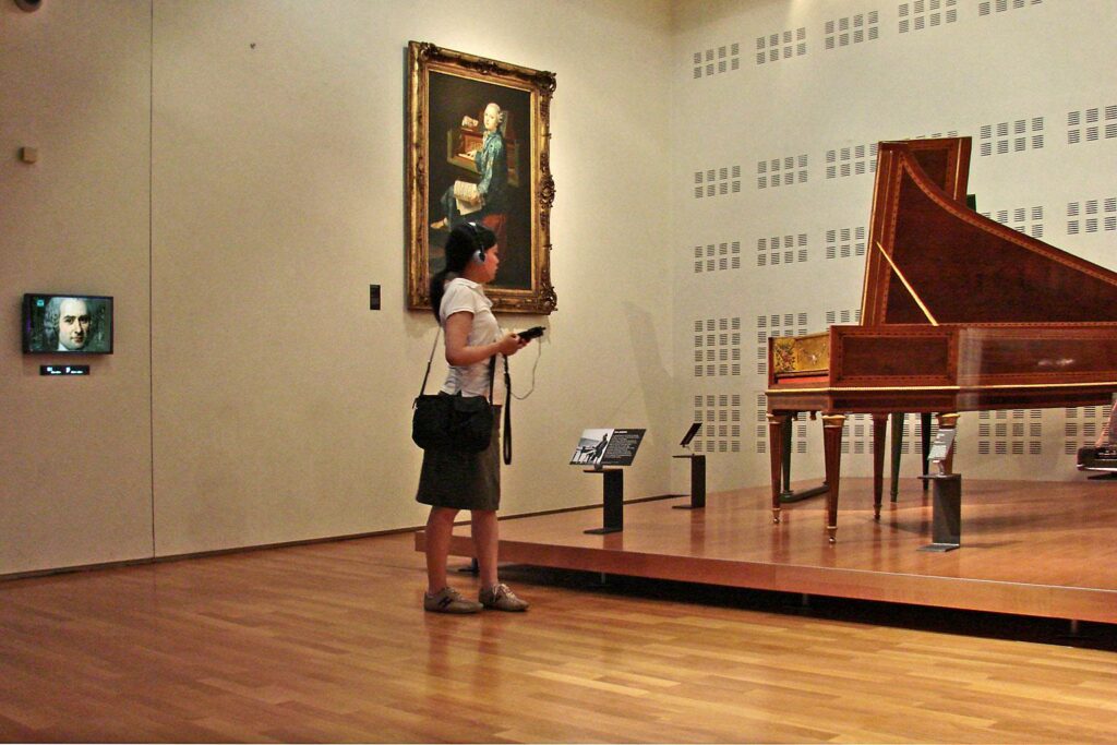 La musique des Lumières (musée de la musique) (3771102427) - a man standing in front of a painting o