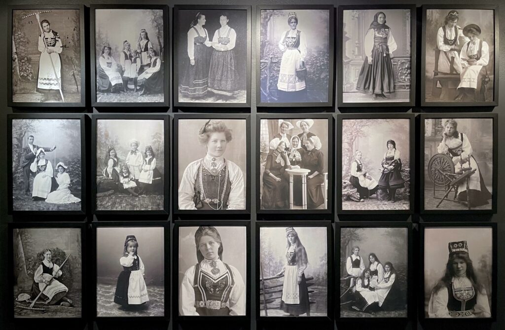 BUNADER Studiofotos av kvinner i bunad tatt av fotografer fra Vestfold før 1920 (National costumes o