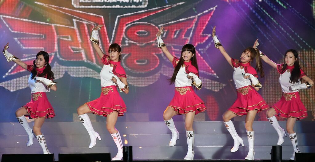 File:Crayon Pop at 2015 Summer K-POP Festival.jpg - a group of girls performing on stage