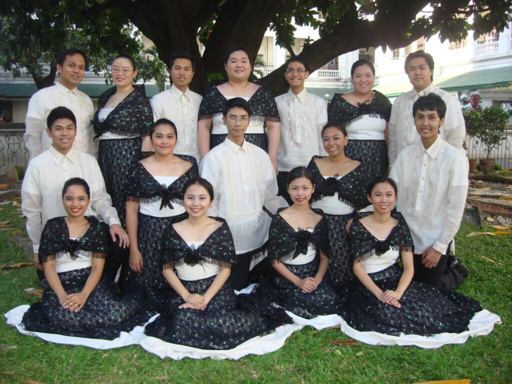 File:De La Salle University Chorale (Filippine).jpg - a group of people posing for a picture