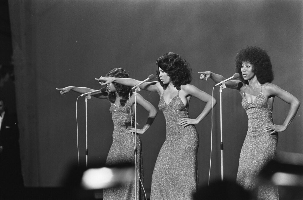 File:Grand Gala du Disque Populaire 1974 - The Three Degrees 927-0060.jpg - three women in evening d