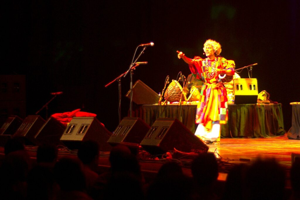 File:Paban Das Baul at Nine Lives concert, 2009.jpg - a woman in a colorful dress on stage