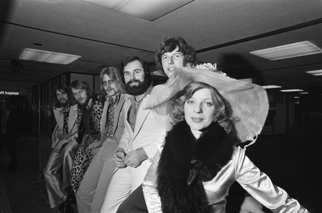 File:Popgroep Teach in van Schiphol naar Stockholm voor Eurovisie Songfestival, Bestanddeelnr 927-81