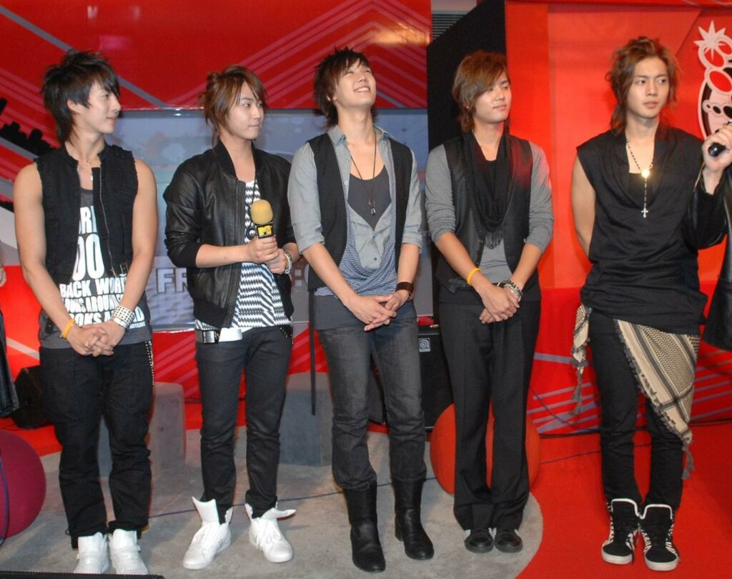 File:SS 501 My Style My MTV.jpg - the boy is wearing a black vest