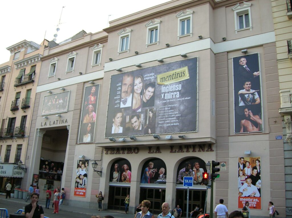 File:Teatro La Latina DSCN1132.JPG - a large building with a large advertisement on the side